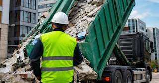Вывоз строительного мусора в Серове: услуги лицензированной компании — ПроМусор